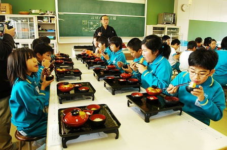 初めて食べるもち本膳に子どもたちは興味津々。「亭主」役の岩淵さんに作法を教わりながらおいしくいただきました