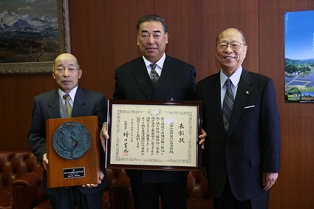 浅井市長（右）に総務大臣表彰受賞を報告した遠藤会長（中）、遠藤運営委員長（左）