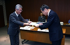 ７回に及ぶ審議を経て佐藤会長（左）から坂本副市長に答申書が手渡されました