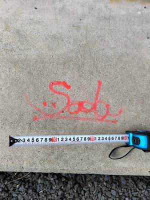 スプレー缶で落書きされた床の写真