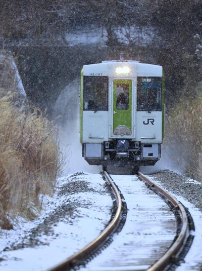 雪の中を疾走する大船渡線