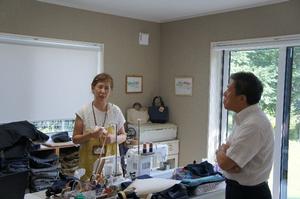 津谷川地区の事業所視察の様子1