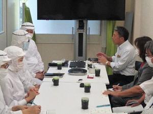 千厩地域内の企業視察と外国人従業員との懇談の様子