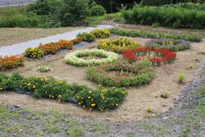 一本木集落公民館の花壇の写真