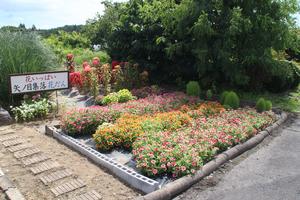 矢ノ目集落公民館の花壇の写真