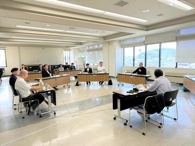 花泉地域内の事業（承継）者との懇談の様子