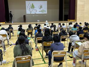 講義を聞く人たち