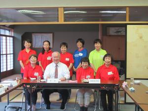 スポーツ合宿受入支援グループ「キッチンひまわり」の皆さんと懇談のようす