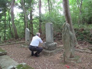 芦東山の墓所視察のようす