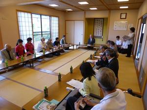 中里放課後子ども教室指導員等との懇談の様子