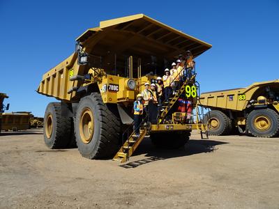 鉱山見学で巨大な重機と記念撮影