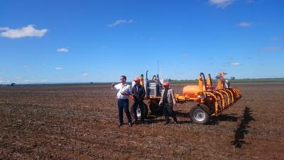 広大な農地を視察する様子