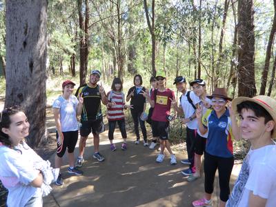 ホストファミリーの学生たちと記念撮影