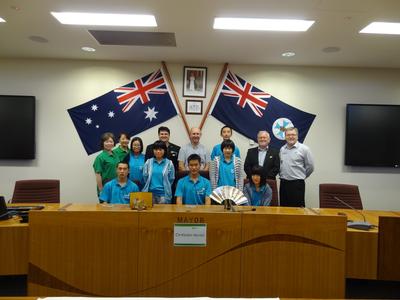 市役所訪問でスコットCEOや議員の方々と記念撮影