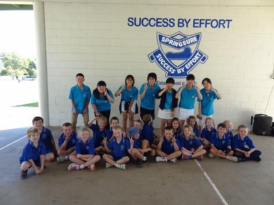 ブラックウォーター地域の学校を訪問する様子