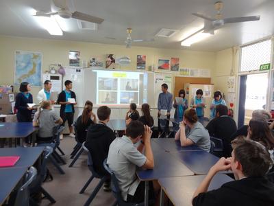 ブラックウォーター地域の学校で日本の学校を紹介する様子