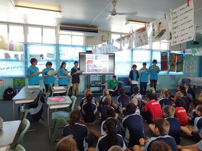 学校訪問で英語の発表を行う生徒