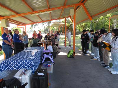 ホストファミリーの前で自己紹介とプレゼンを行う生徒たち