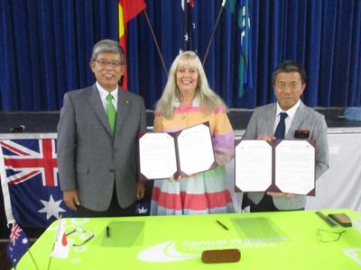 国際姉妹都市提携盟約書に再調印する様子