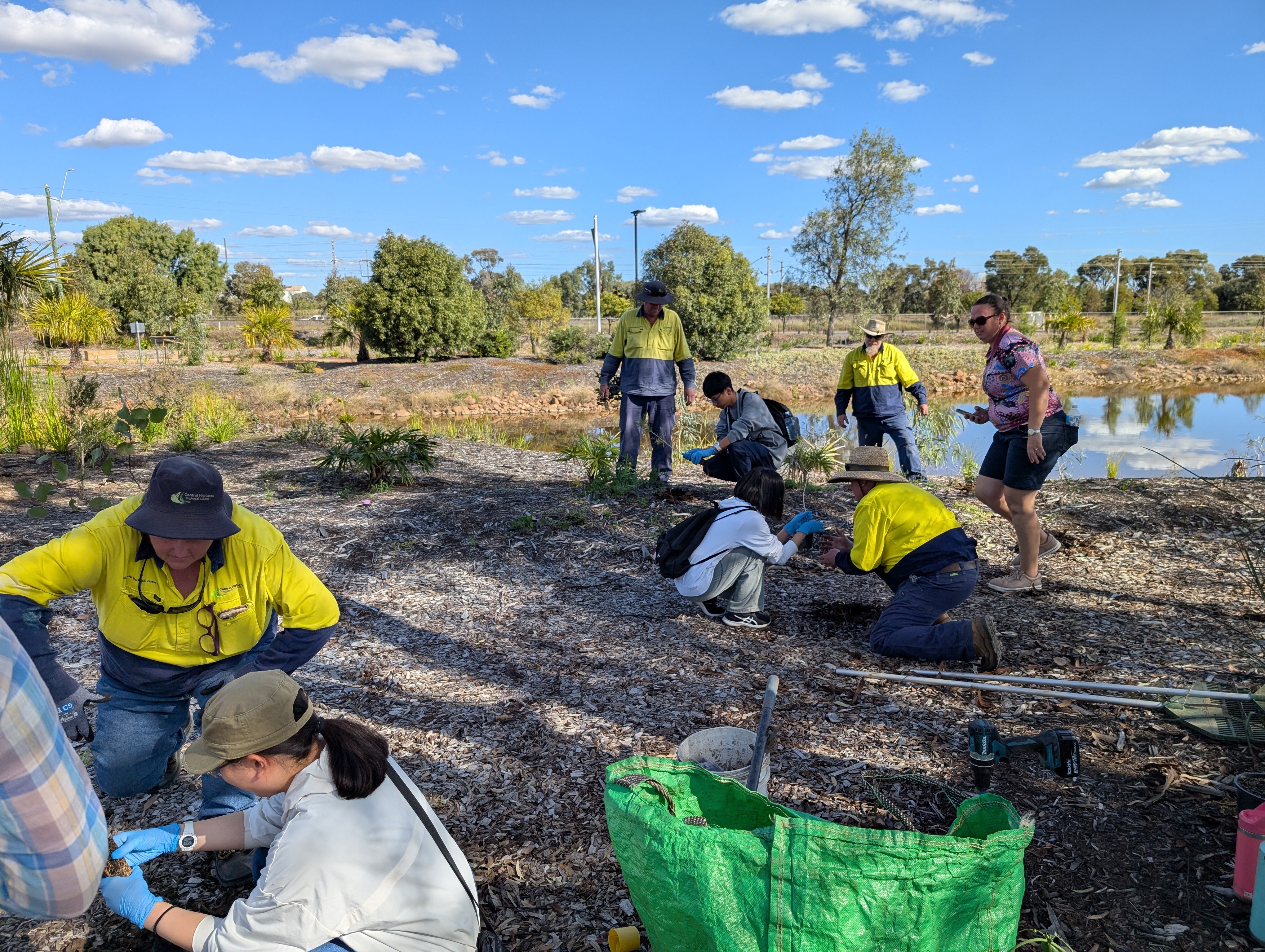 植樹体験をする生徒たち