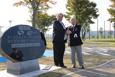 記念碑の前でピーター市長と握手する様子