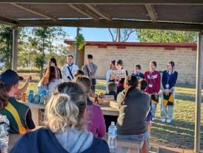 ホストファミリーの前で一関市について英語でプレゼンする生徒たち