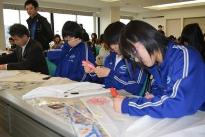 凧揚げイベントに参加する高校生