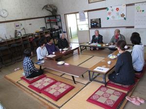児童クラブ及び放課後子ども教室指導者との懇談のようす