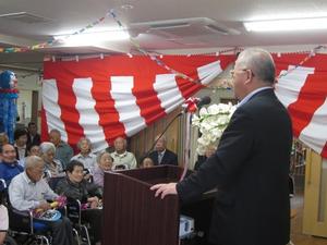 三周年を祝う会で祝辞を述べる市長