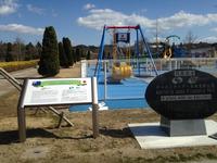 公園の記念碑と説明看板