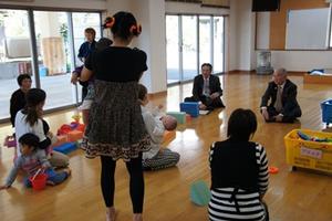 子育て支援事業参加保護者との懇談の様子