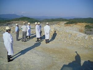 石灰岩採掘現場視察の様子