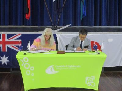 盟約書に署名する両市長