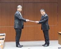 常任委員会調査に基づく提言書の手交2