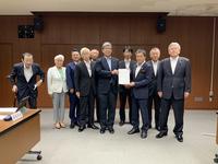 常任委員会調査に基づく提言書の手交