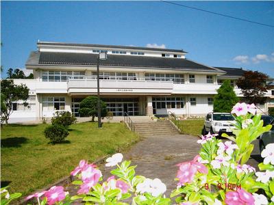 厳美中学校校舎外観