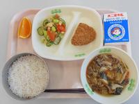 真滝学校給食センターの絵本給食：きのこ汁の献立写真