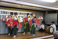 記念祝賀会で神楽を披露する卒業生