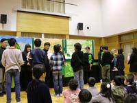 地域の方に学習を教えてもらっている児童