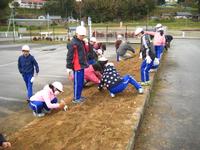 地域の方に読み聞かせをしてもらっている児童