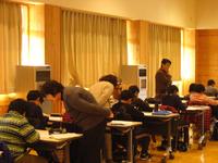 地域の方と一緒に環境学習をする児童