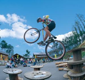 マウンテンバイクで空を舞うようす