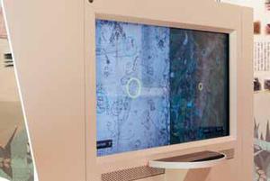 タッチパネルで荘園絵図と現在の本寺を見比べる様子