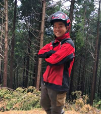 腕を組む隊員の写真