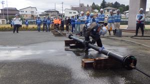 配水管の破損復旧訓練の様子（拡大表示）