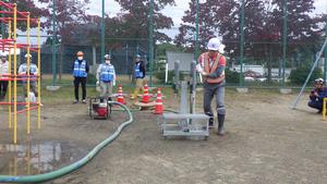 耐震性貯水槽からの給水訓練の様子