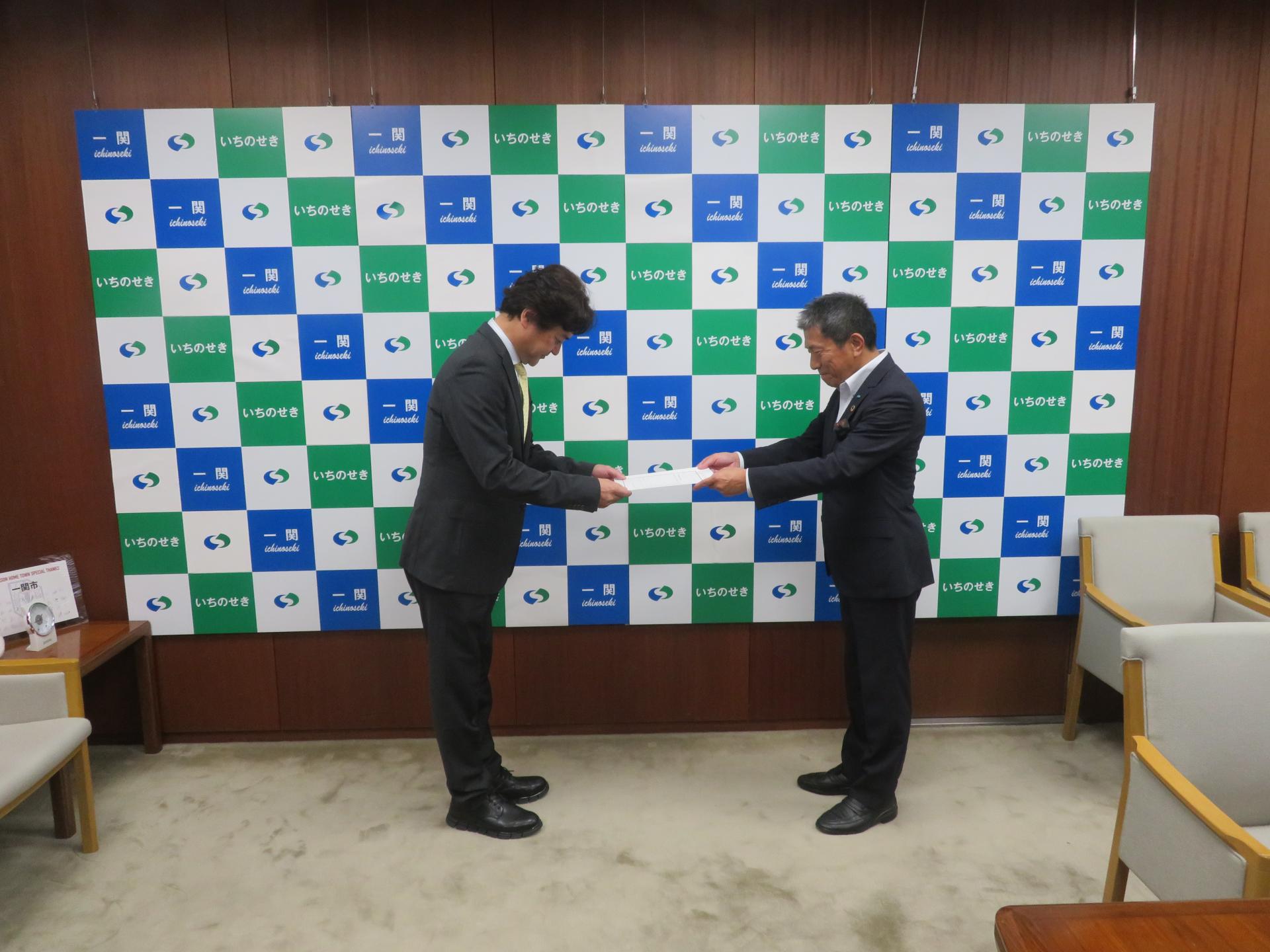 委嘱状交付の様子 左:一関市地域活性化起業人 岡宮道生氏 右:一関市長 佐藤善仁