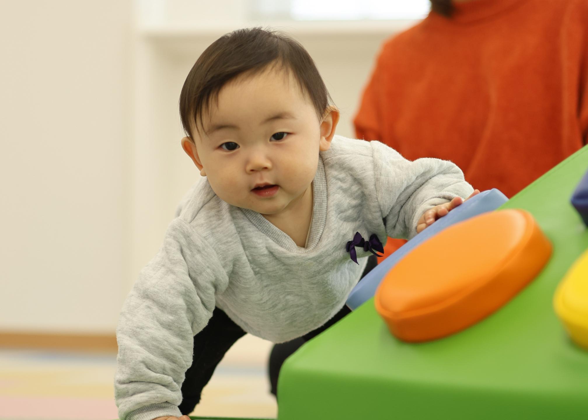 ひよっこルームで遊ぶこども