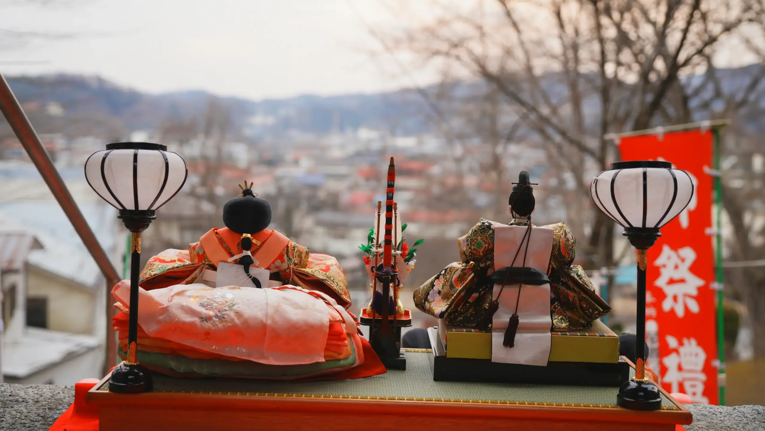 雛人形を後ろから撮っているせんまやひなまつりの写真