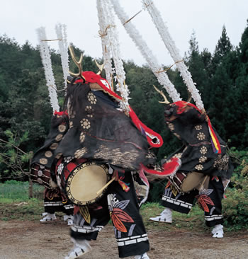 行山流大木鹿踊り(東山地域)のようす
